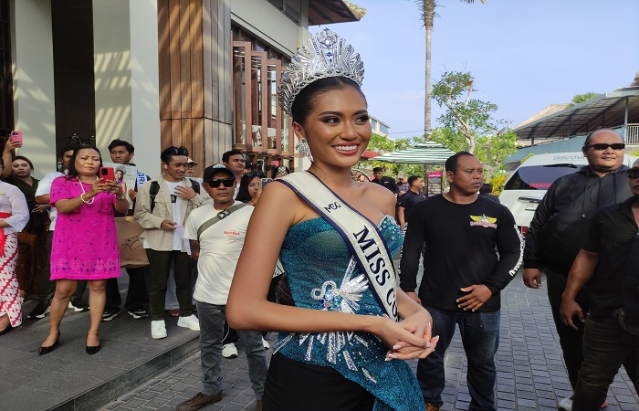 Ketut Permata Juliastrid Sari tiba di salah satu hotel di Jimbaran, Kuta Selatan, Kamis (28/11). Dia dinobatkan sebagai Miss Cosmo 2024.