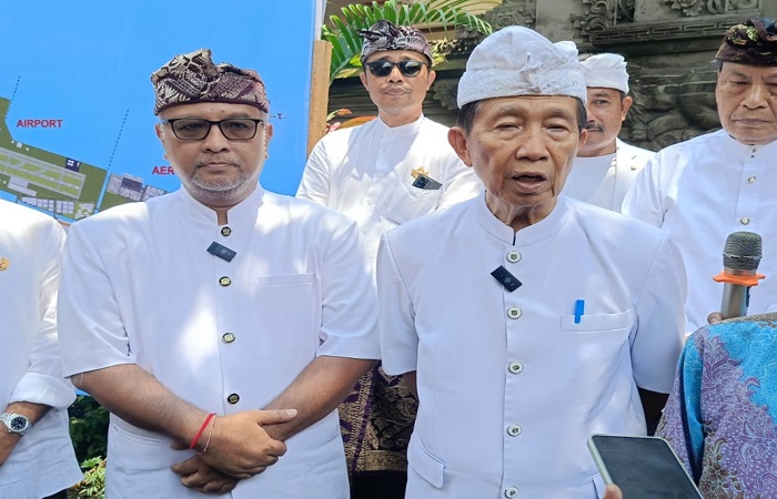 Presiden Direktur PT. BIBU Panji Sakti, Erwanto Sad Adiatmoko Hariwibowo (kiri) dan Mangku Pastika (kanan). Mereka memastikan bahwa pembangunan bandara Bali Utara tak terkait dengan politik.
