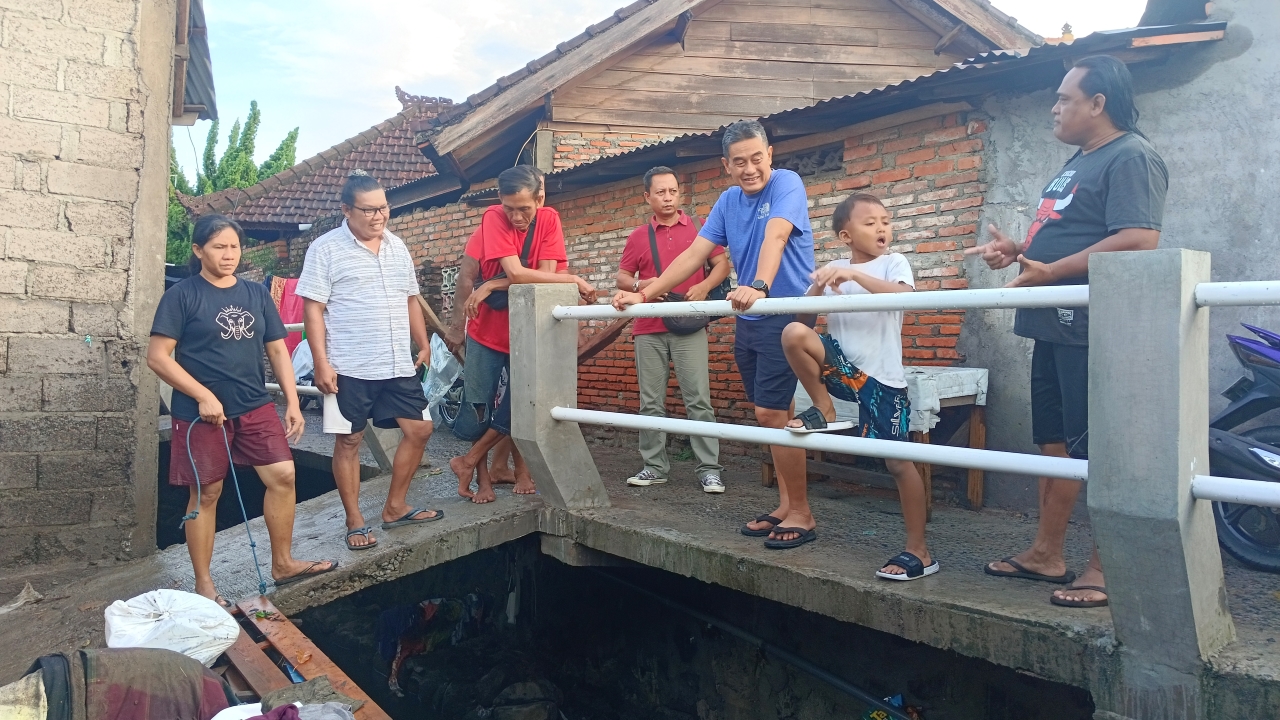 BANJIR: Calon Wakil Bupati Buleleng, Gede Supriatna memantau daerah yang terdampak banjir di Kelurahan Kampung Anyar.