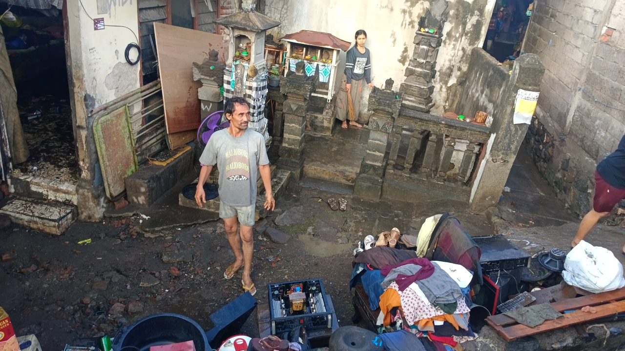 TERGENANG BANJIR: Salah satu rumah warga di Kelurahan Kampung Anyar Singaraja yang terdampak banjir.