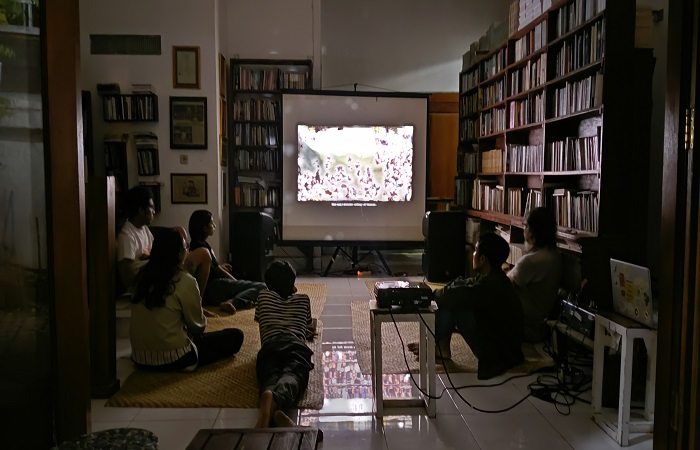 Komunitas Singaraja Menonton menggelar nonton bersama. Komunitas ini berfokus pada pemutaran film di Bali utara, sebagai upaya menghidupkan ruang apresiasi film di Buleleng.