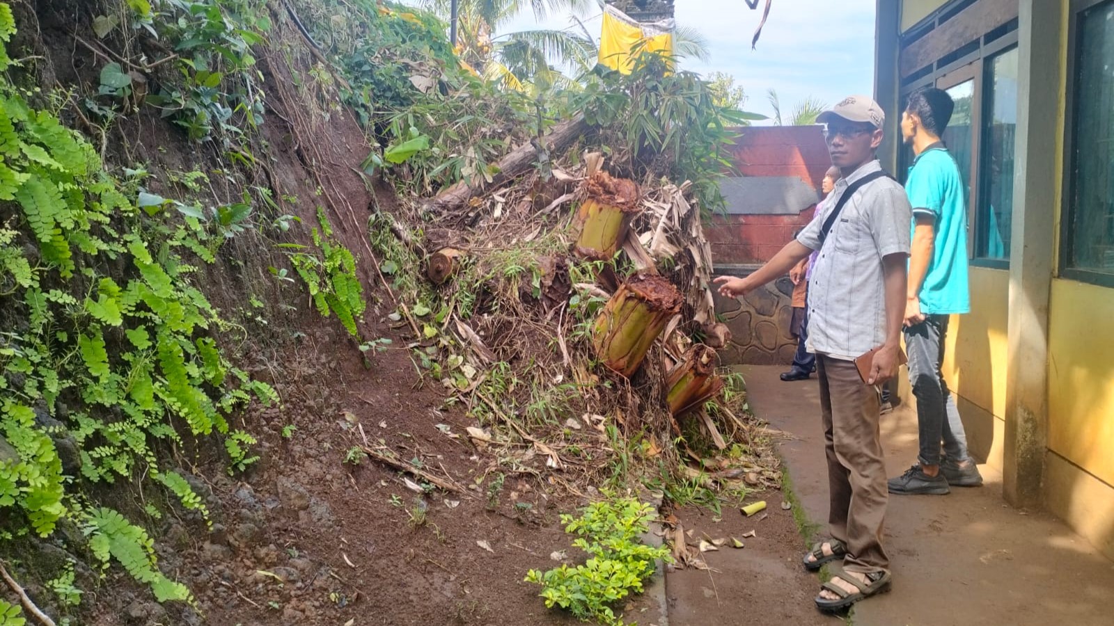 LONGSOR: Sisa material longsor di dekat ruang kelas SDN 5 Panji, Buleleng.