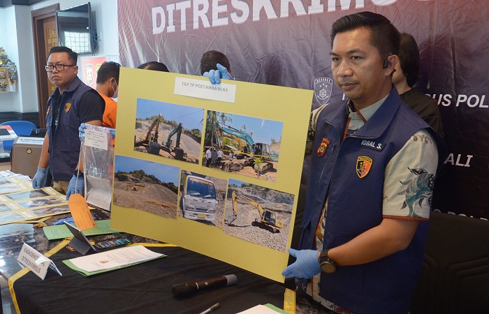 Polda Bali mengamankan tersangka penambangan illegal bernama Ketut Tarma, 68, di kampung halamannya, Banjar Buayang, Desa Gunaksa, Kecamatan Dawan, Klungkung.