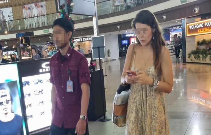 Petugas Rudenim Denpasar mengawal  wanita WN Brasil berinisial AGA, 34, ke Bandara I Gusti Ngurah Rai. Dia deportasi karena nyambi jadi PSK di Bali.