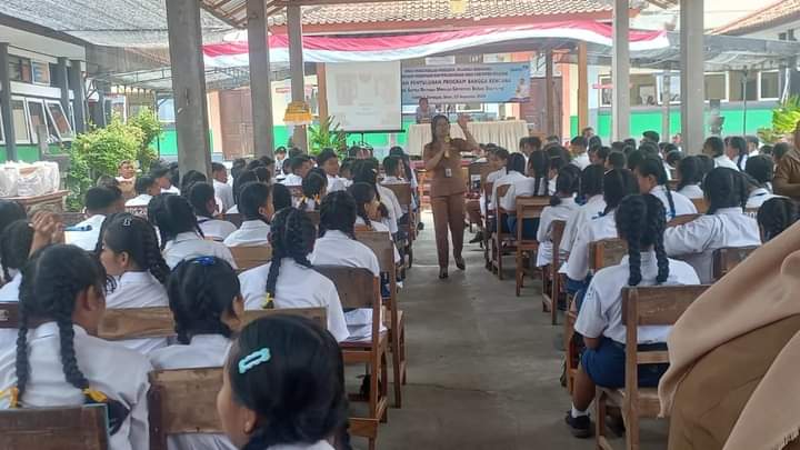 CEGAH STUNTING: Dinas P2KBP3A Buleleng saat melakukan sosialisasi pencegahan stunting kepada siswa.