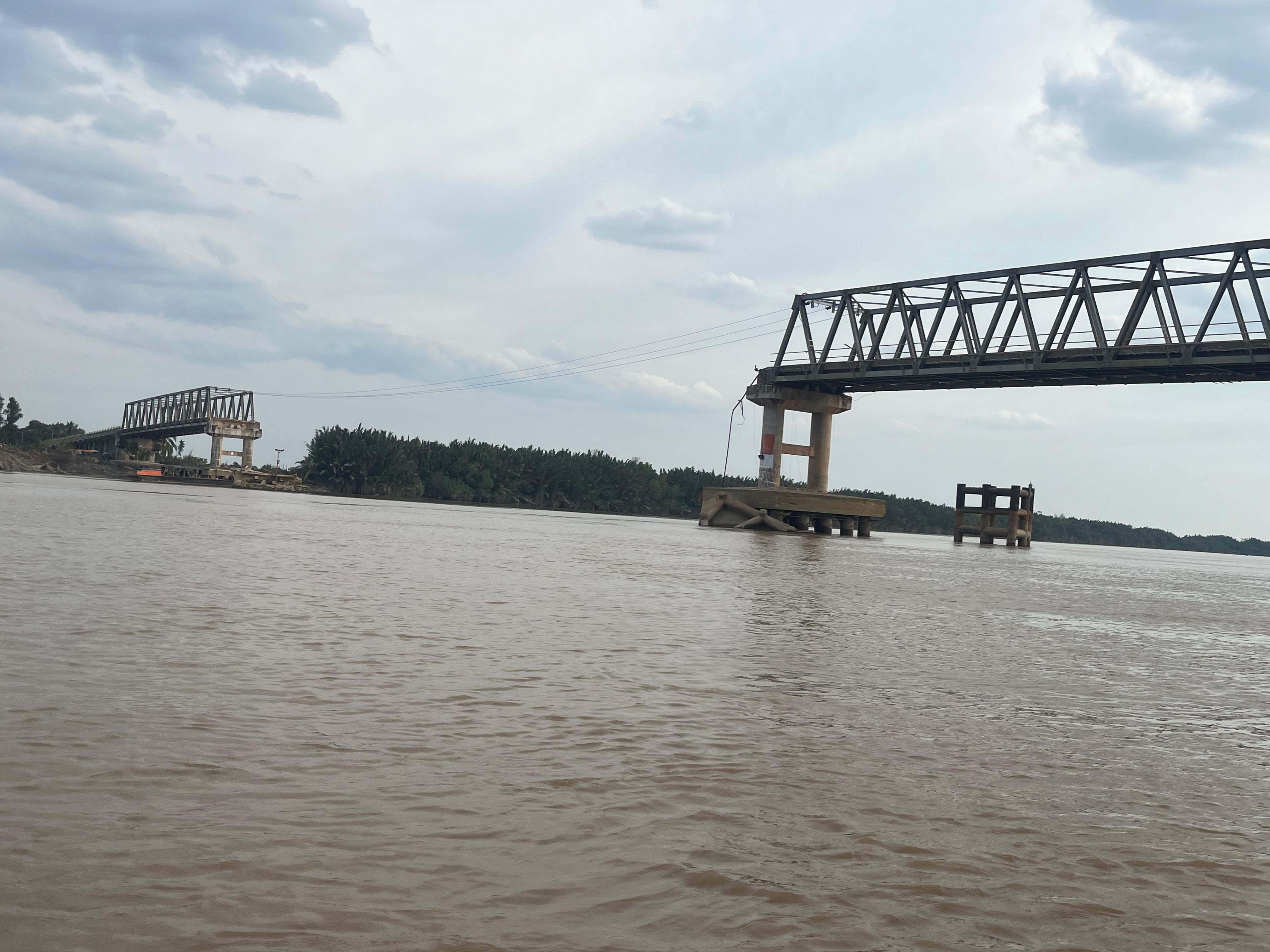 AKSES VITAL: Jembatan Lalan yang putus akibat tertabrak kapal tongkang. Akses warga, utamanya dalam proses pengangkutan sawit menjadi terganggu.
