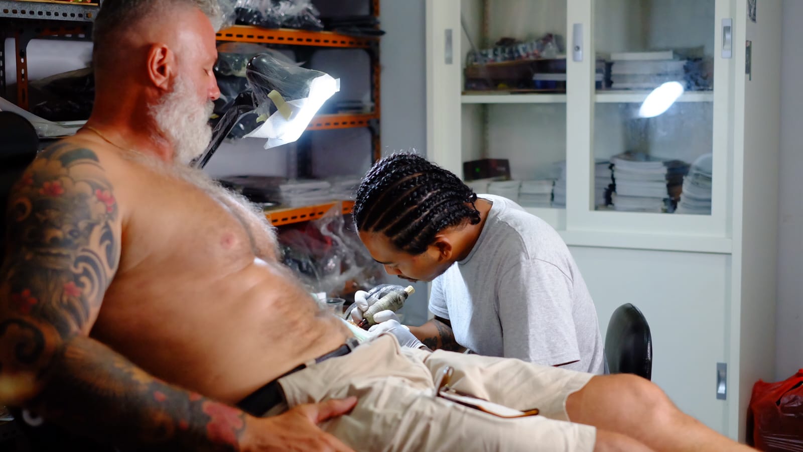 SENIMAN TATO: Putu Agus Eka Prasantika, membuat tato pada tangan konsumennya,