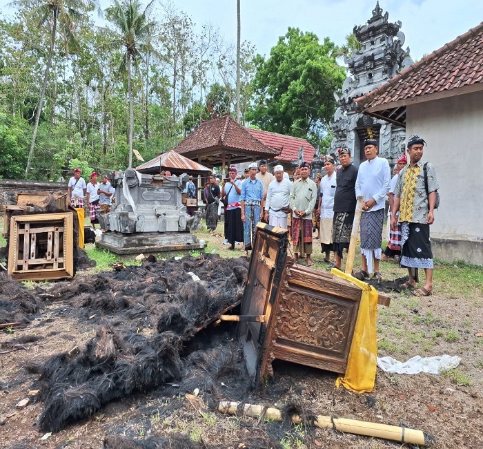 Calon Bupati dan Wakil Bupati terpilih, Gus Par dan Pandu Prapanca saat menyempatkan diri melihat kondisi Pura Puseh dan Pura Panti Pasek Gelgel di Desa Culik, Kecamatan Abang yang terbakar.