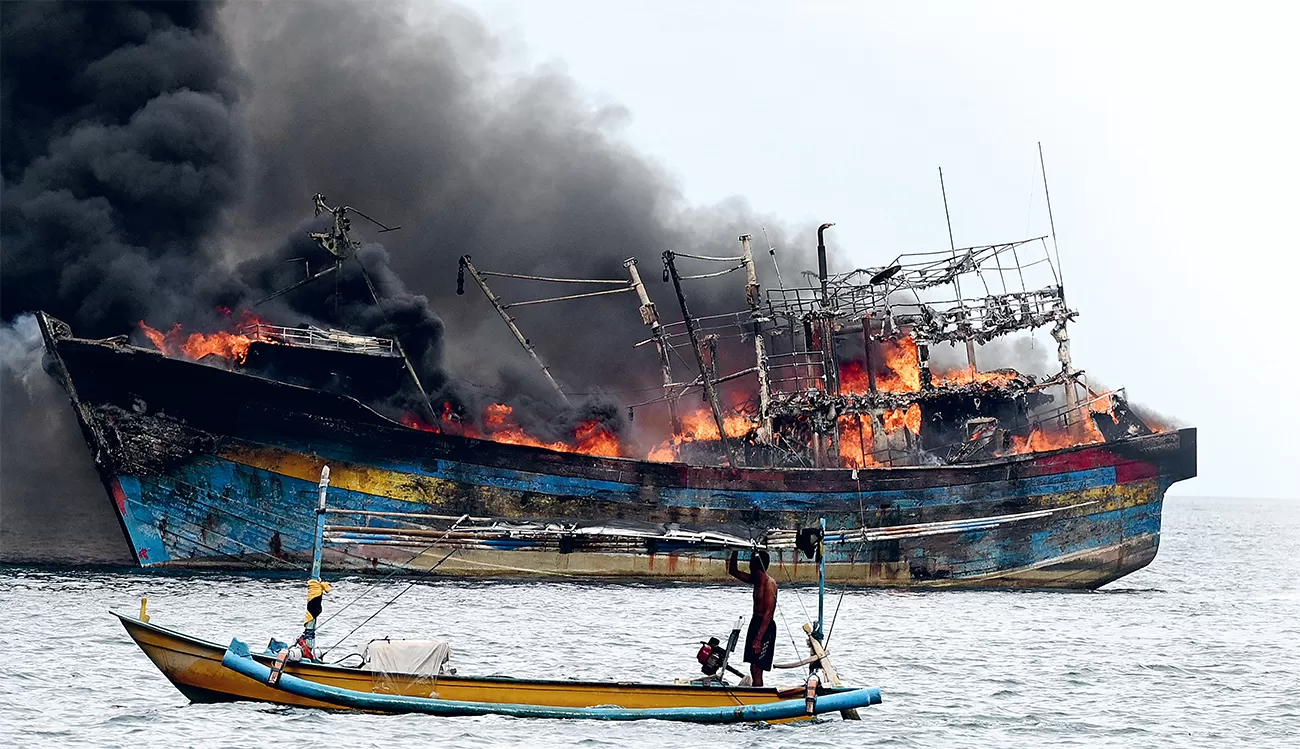 LAMA BERLABUH: Asap membubung dari KNM Bahtera Makmur yang terbakar dan terseret ke Selat Bali pada Senin (2/12/2024).