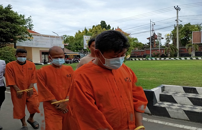 Tersangka WM (paling depan) menyimpan paket sabu di kamar suci. Ia terancam mendekam di dalam penjara seumur hidup atau paling lama 20 tahun.