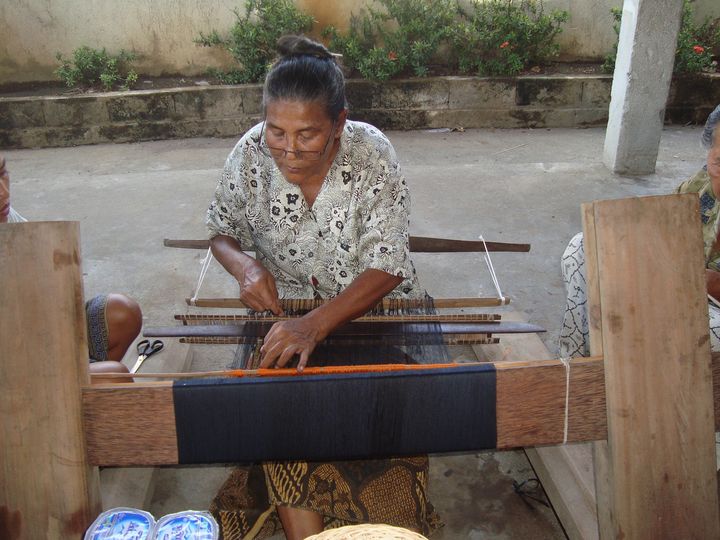 LANGKA: Aktivitas penenun di Desa Julah, Buleleng.