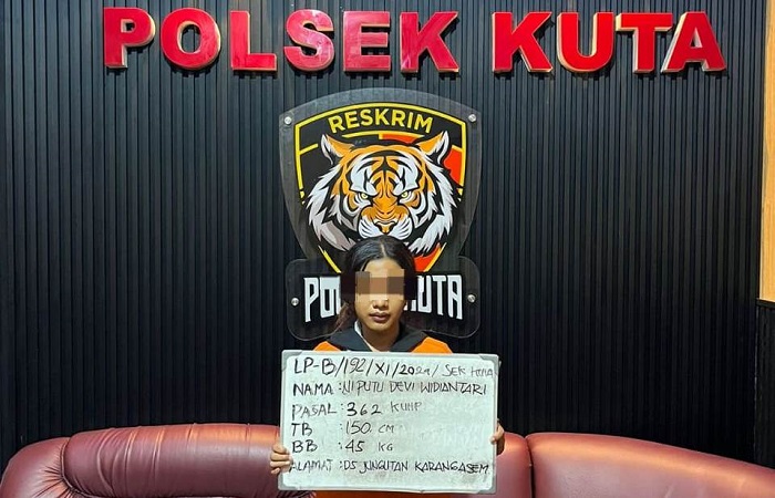 Polisi mengamankan Ni Putu Devi Widiantari, 23, karena mencuri uang turis Tiongkok yang menginap di vila. Saat ini pelaku diamankan di Polsek Kuta.
