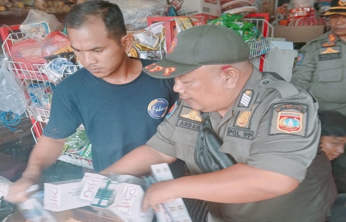 Petugas Satpol PP Karangasem bersama petugas bea cukai saat melakukan sidak rokok illegal di wilayah Abang, Karangasem, Bali.
