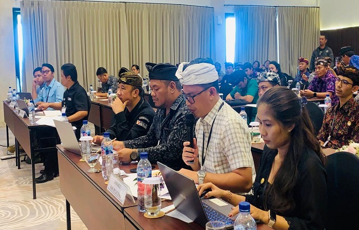 Ketua Bawaslu Buleleng, I Kadek Carna Wirata (kemeja putih) sebut pihaknya memiliki beberapa catatan terkait dengan Pilkada Buleleng 2024.