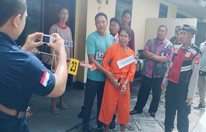 Tersangka Gede Sardina saat melakukan reka ulang saat ia menganiaya adiknya sendiri, Made Artika. Tercatat ada 26 adegan yang dilakoninya.