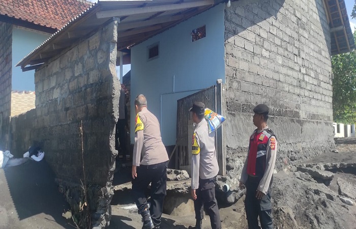 Polisi mendatangi rumah warga yang terdampak abrasi.