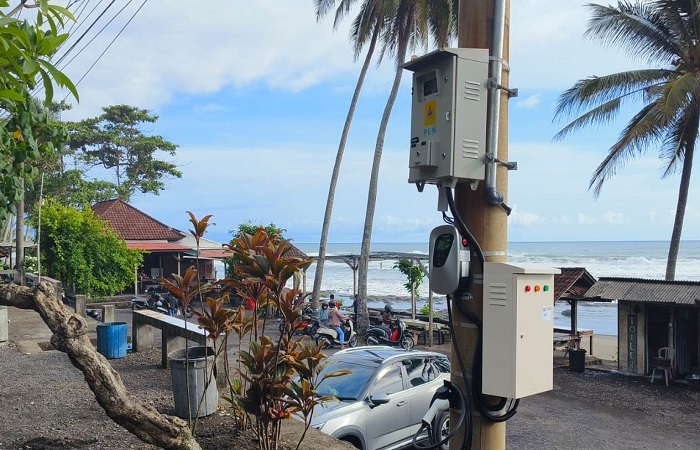 SPKLU model Pole Mounted Charger yang dipasang di tempat wisata Yeh Leh Jembrana.