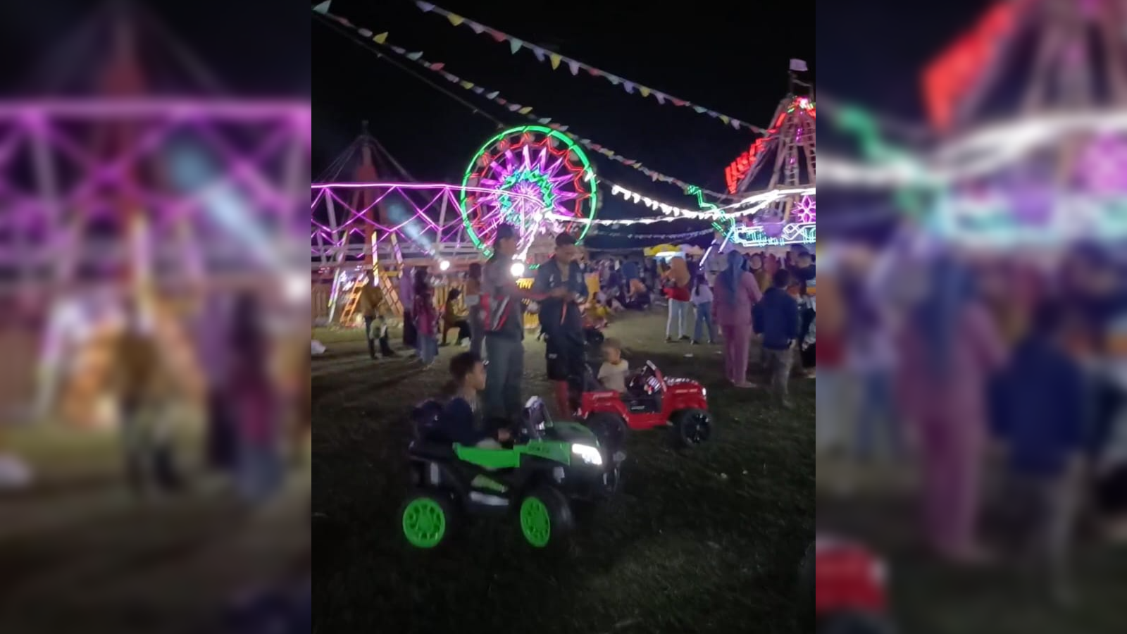 PASAR MALAM: Suasana pasar malam di Desa Nusa Agung, Sumatera Selatan. Pasar malam ini menjadi lokasi warga melepas penat, termasuk umat hindu yang mukim di sekitar desa tersebut.