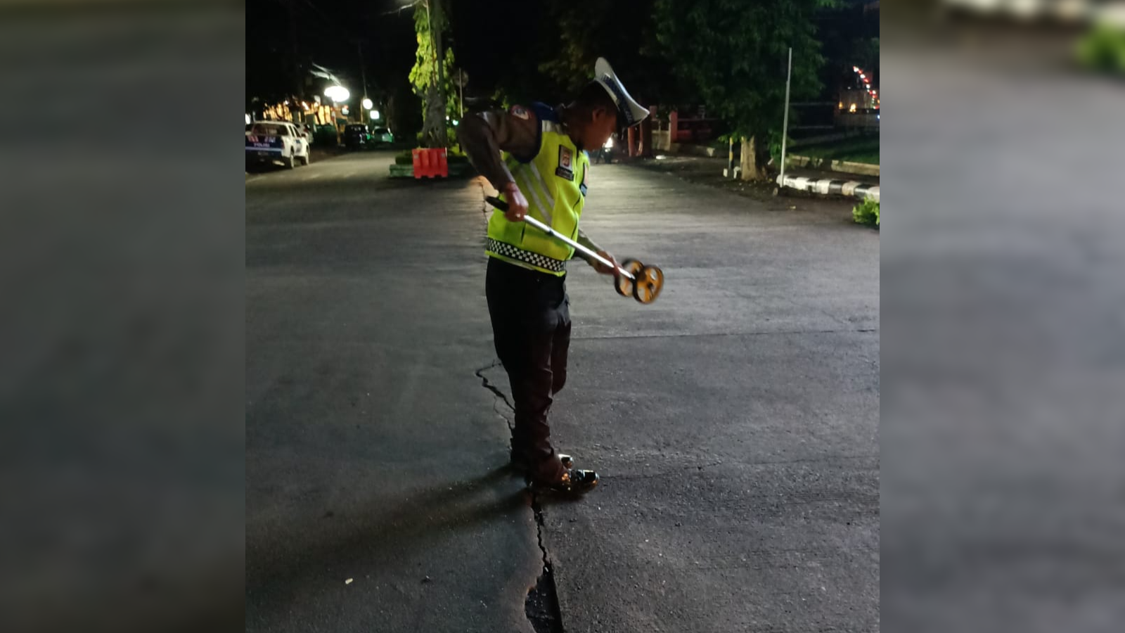 OLAH TKP: Personel satuan lalu lintas Polres Buleleng melakukan olah TKP di Simpang Undiksha, Buleleng.