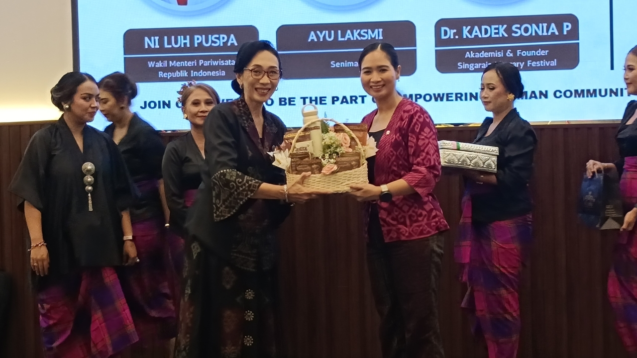 BICARA PEREMPUAN: Wakil Menteri Pariwisata, Ni Luh Enik Ermawati atau yang akrab disapa Ni Luh Puspa (baju merah) saat sesi talk show bersama Komunitas Cinta Kain Bali (KCKB) Buleleng.