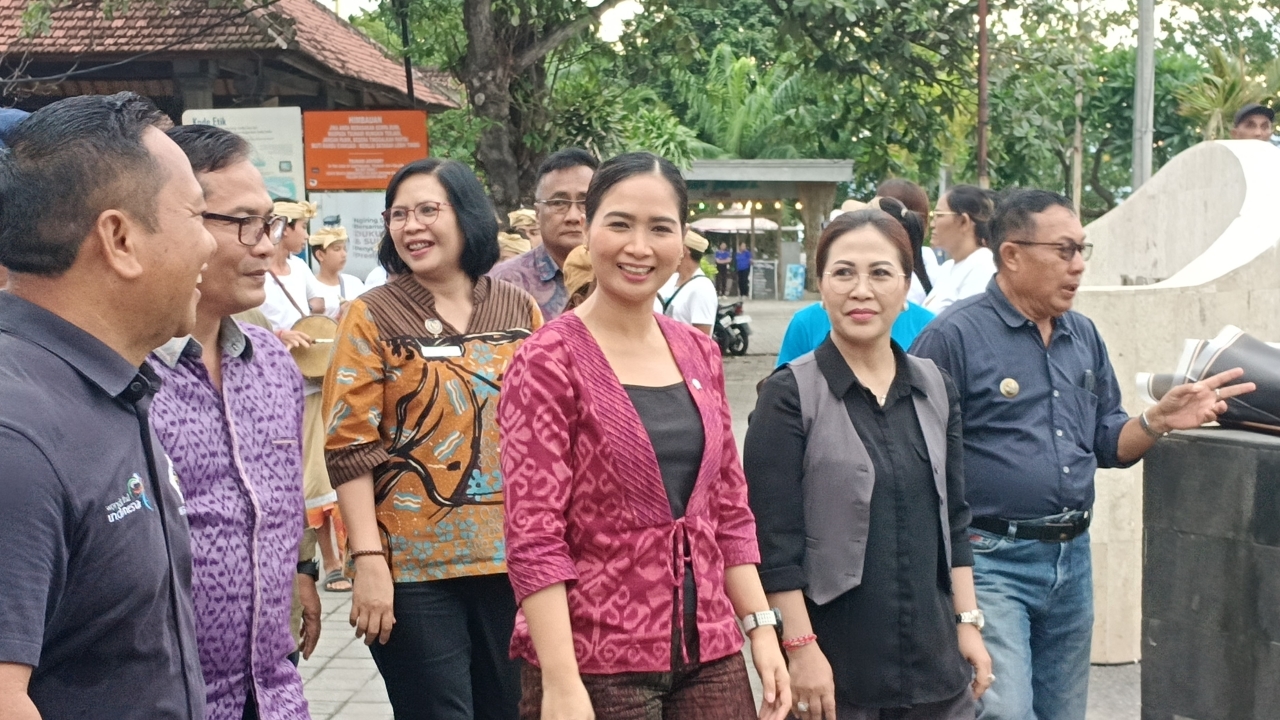 PULANG KAMPUNG: Wakil Menteri Pariwisata RI, Ni Luh Enik Ermawati atau yang akrab disapa Ni Luh Puspa (baju merah) saat berkunjung ke Pantai Lovina, Buleleng.