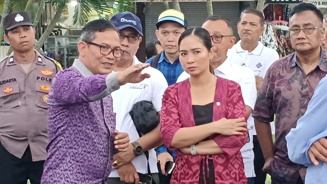 LIHAT POTENSI: Wakil Menteri Pariwisata RI, Ni Luh Enik Ermawati atau yang akrab disapa Ni Luh Puspa (baju merah) saat berkunjung ke Pantai Lovina pada Sabtu (7/12/2024).