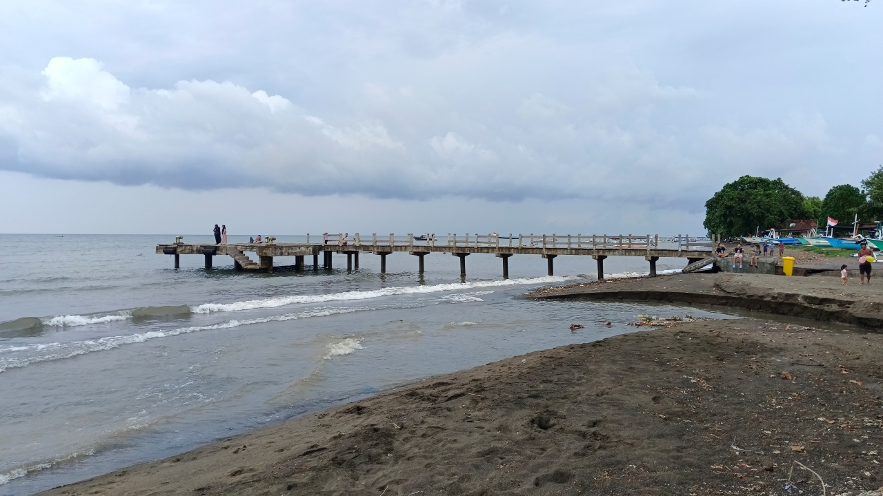 TERBENGKALAI: Kondisi dermaga di Pantai Lovina. Buleleng mengincar rute fast boat Banyuwangi-Buleleng, namun belum ada fasilitas dermaga yang memadai.