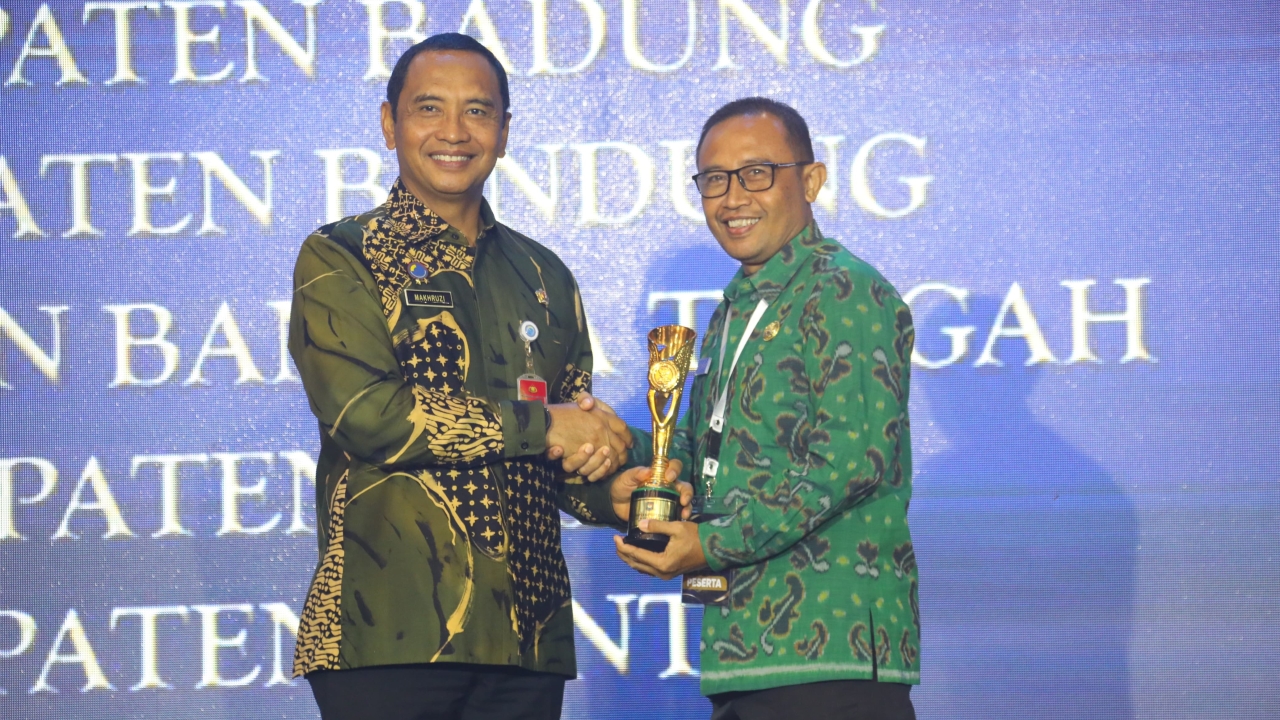 PENGHARGAAN: Plh. Sekretaris BNPP, Makhruzi Rahman (kanan) memberikan trofi Innovative Government Award kepada Kepala Brida Buleleng, Made Supartawan (kanan) yang hadir mewakili Pj. Bupati Buleleng.
