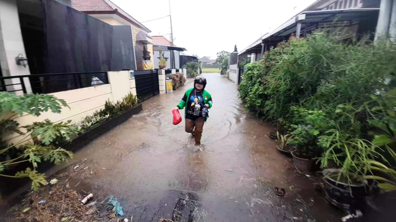 TERENDAM BANJIR: Perumahan Fajar Asri di Desa Baktiseraga terendam banjir.