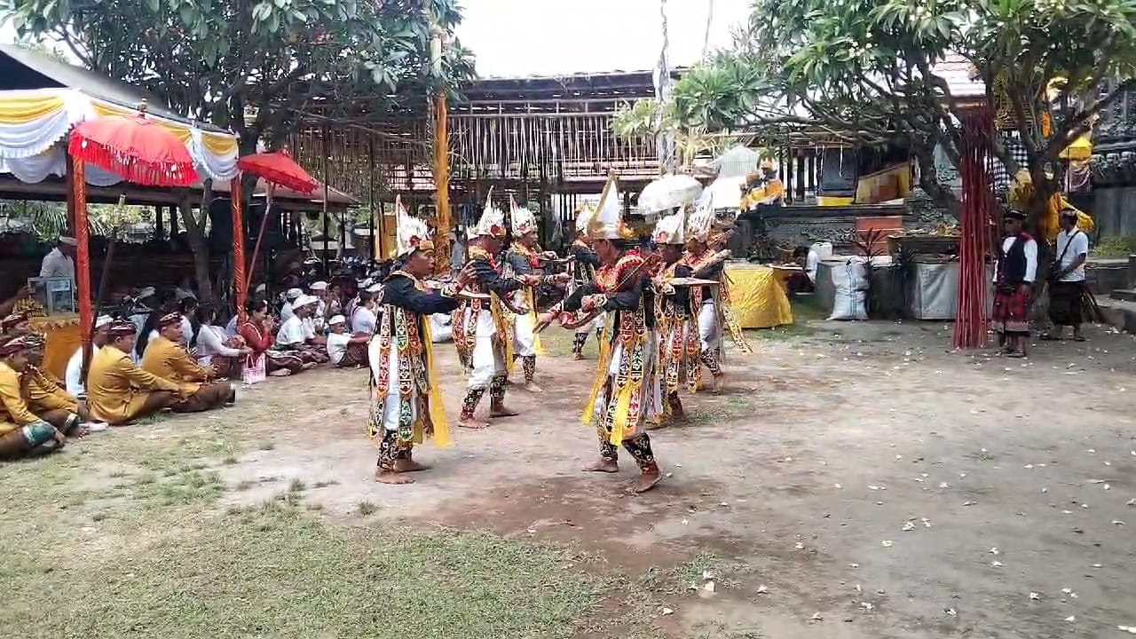 SAKRAL: Tari Baris Dadap yang dibawakan saat upacara piodalan di Desa Adat Les Penuktukan.