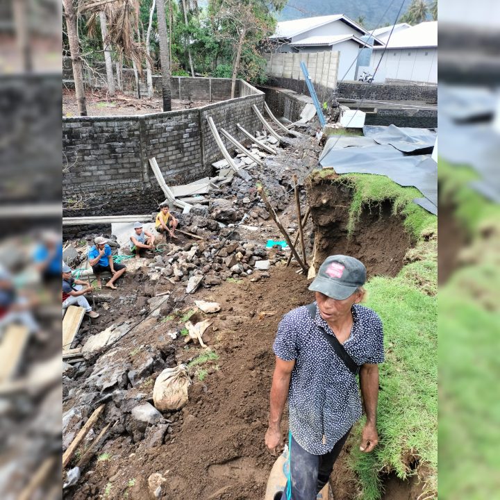 JEBOL: Senderan sungai di Desa Tembok, Tejakula, jebol gara-gara tergerus air.