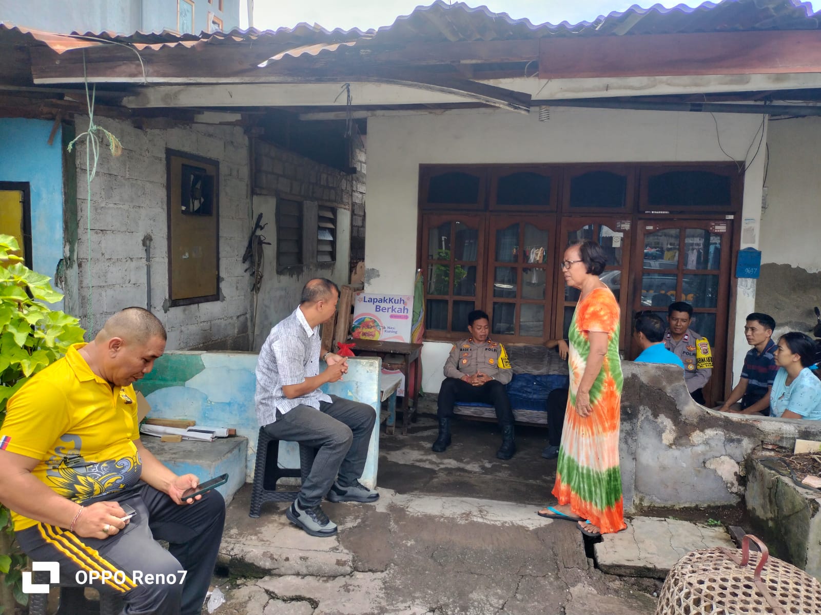 IKUT BERDUKA: Polsek Kota Singaraja sampaikan belasungkawa ke keluarga anggota linmas Kampung Bugis, Muhammad Arif yang meninggal pasca pemungutan suara Pilkada 2024.