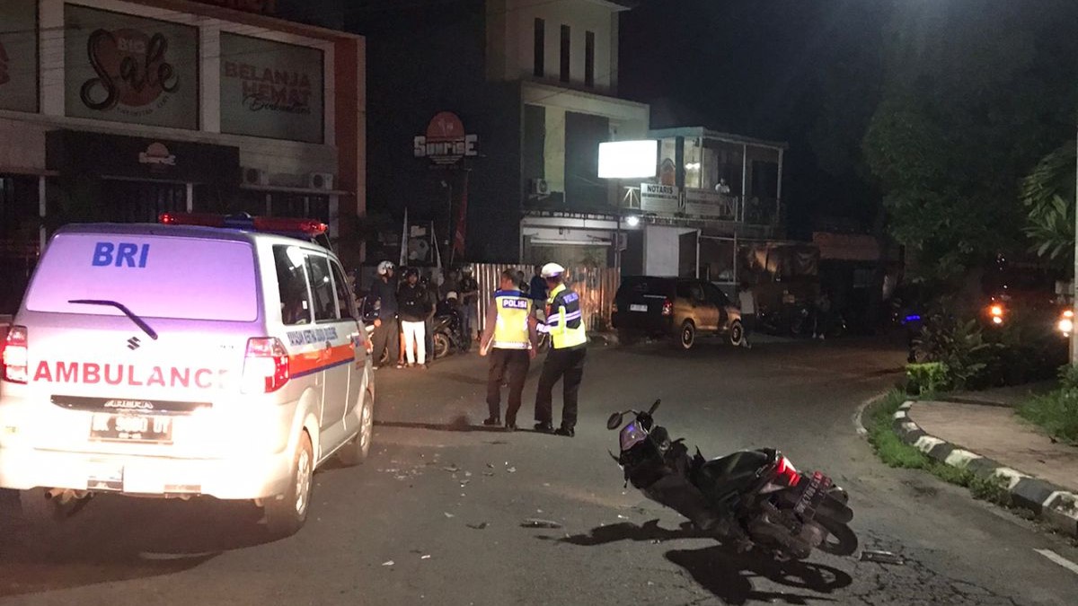 KECELAKAAN: Polisi melakukan olah TKP kecelakaan lalu lintas di kawasan Jalan Udayana, Singaraja.
