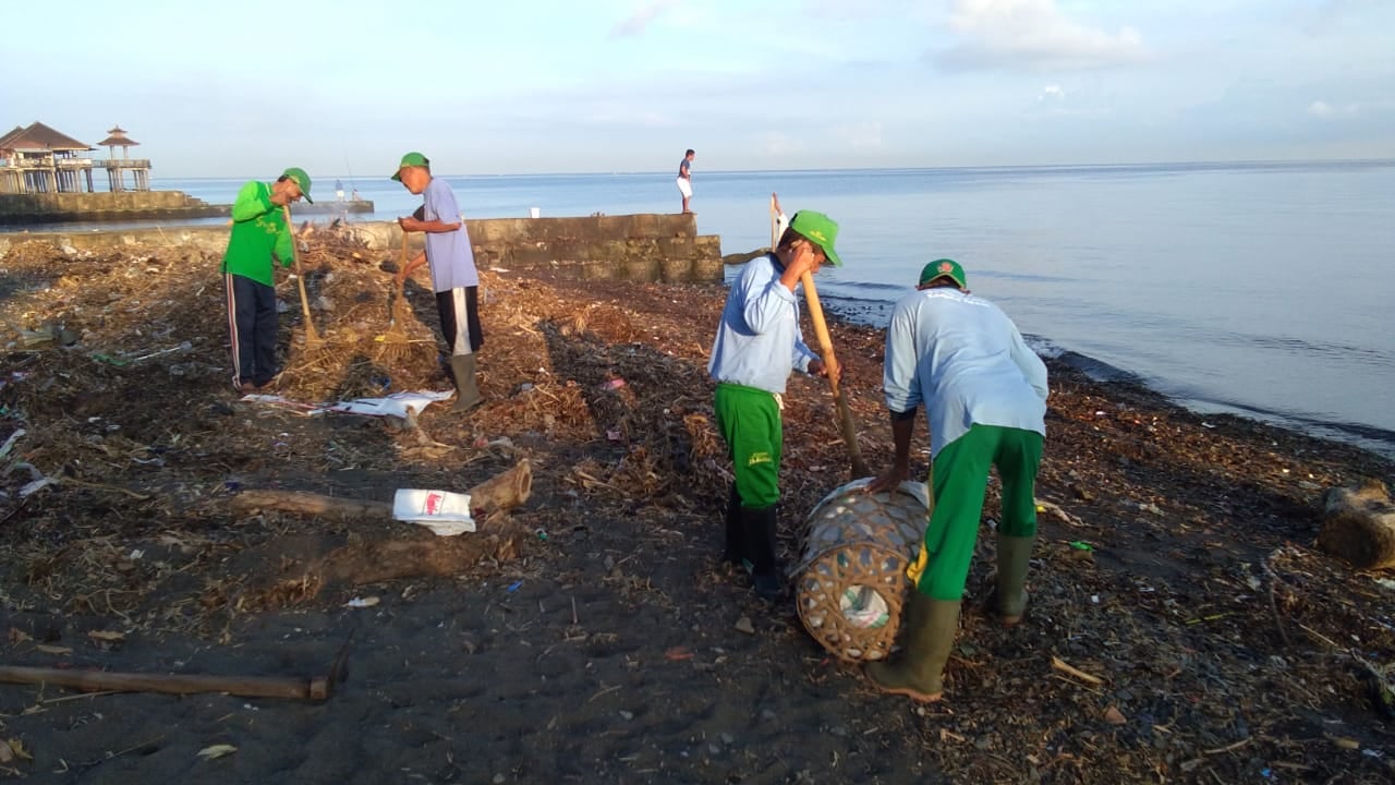 SAMPAH KEBERSIHAN: Petugas kebersihan di Dinas Lingkungan Hidup Buleleng membersihkan sampah kiriman.