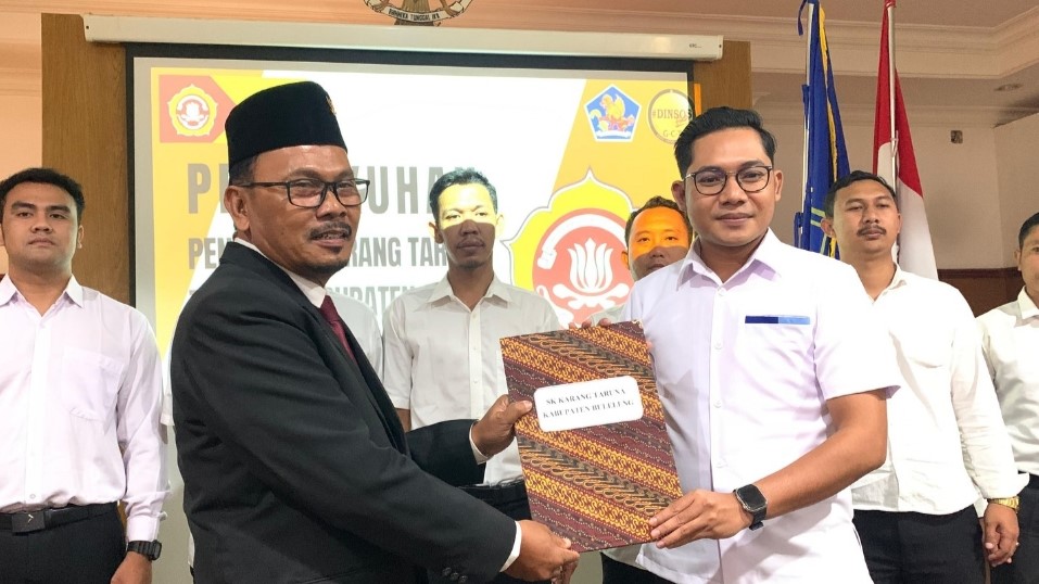 SAH!: Kepala Dinas Sosial Buleleng, Putu Kariaman Putra (kanan) melantik Ketut Ngurah Arya Krisna Satria Darma (kanan) sebagai Ketua Karang Taruna Buleleng.