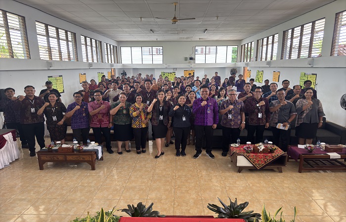 Di Buleleng kini tercatat ada 559 orang guru penggerak. Mereka tentu saja memiliki tugas sebagai agen perubahan di bidang pendidikan, agar pendidikan di Bali utara bermutu tinggi.