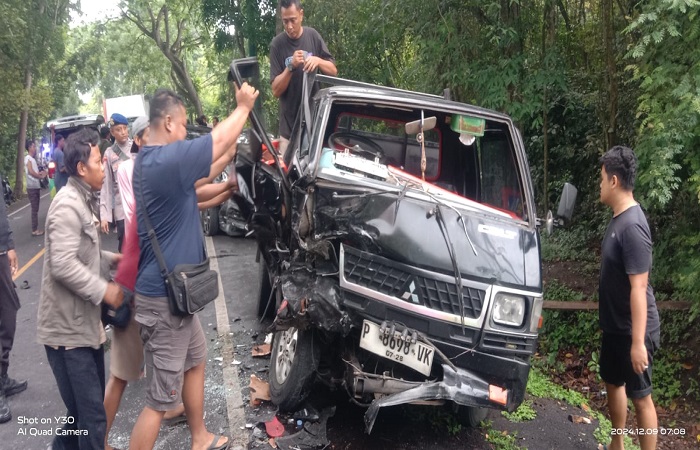 Mobil yang terlibat kecelakan di Jalan Denpasar - Gilimanuk, Desa Melaya, tampak ringsek.