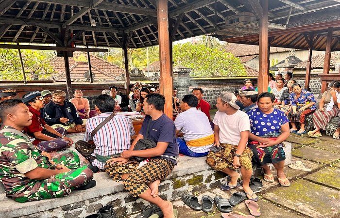 Suasana paruman krama desa adat Umanyar yang berlangsung di Pura Puseh Desa Adat Umanyar, Desa Buanagiri, Minggu (8/12) kemarin.