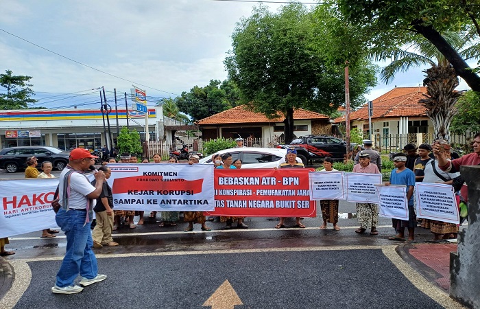Komponen Masyarakat Penggiat Antikorupsi Kabupaten Buleleng menggelar aksi damai tepat di Hakordia 2024. Permintaan mereka agar penanganan kasus tanah negara di Bukit Ser, Kecamatan Gerokgak.