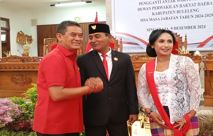 Gede Supriatna (kemeja merah) bersalaman dengan PAW-nya yaitu Ketut Trina Utama. Sebagai PAW, ia mengaku siap bekerja untuk masyarakat.