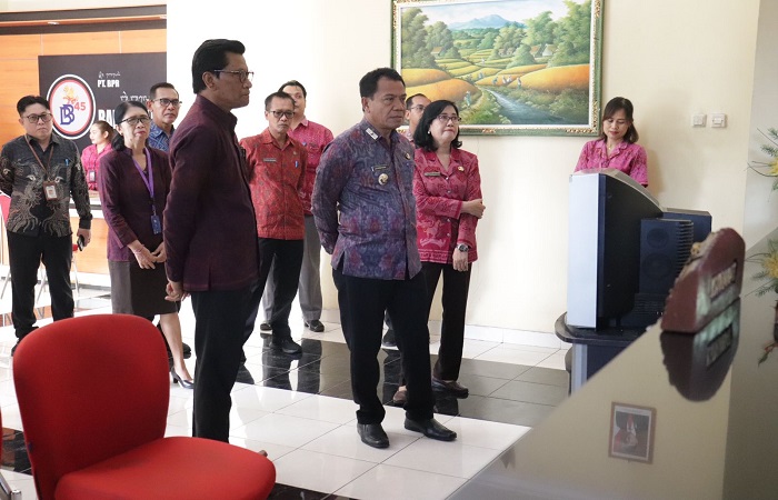 Kunjungan Pj Bupati Buleleng ke salah satu BUMD yaitu PT BPR Bank Buleleng 45 atau Bank Buleleng 45. Lembaga keuangan milik pemerintah itu diminta untuk memetakan masalahnya sendiri.
