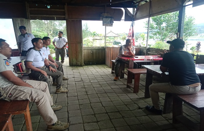 Satpol PP Buleleng saat mengecek fakta terkait isu koloni Rusia di kawasan Danau Buyan, Desa Pancasari, Kecamatan Sukasada, Kabupaten Buleleng.