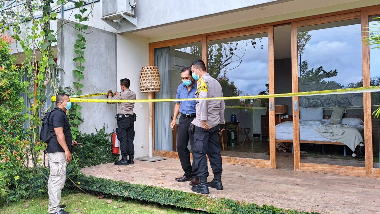 OLAH TKP: Aparat kepolisian dari Polsek Gerokgak memasang garis polisi pada salah satu kamar hotel Sumberkima Hill.