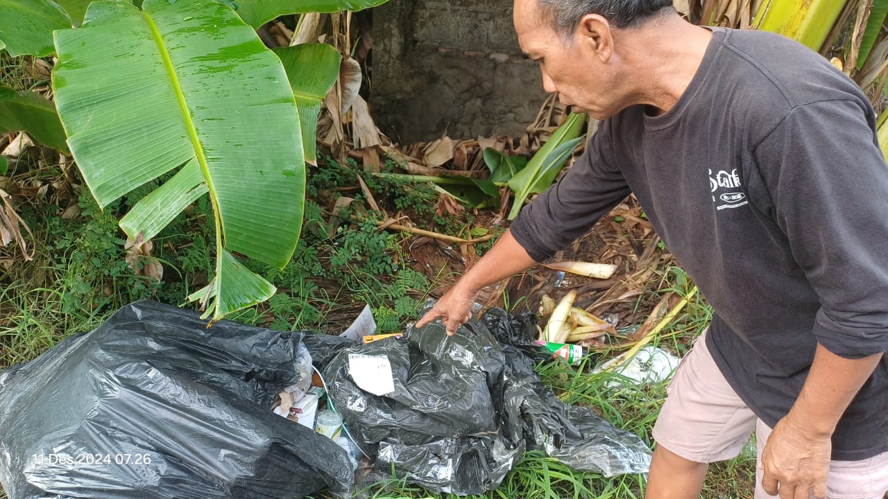 INI BUKTINYA: Seorang warga Desa Baktiseraga menunjukkan bukti sampah yang dibuang sembarangan. Pol PP menangkap seorang warga Kelurahan Kampung Kajanan yang membuang sampah tersebut.