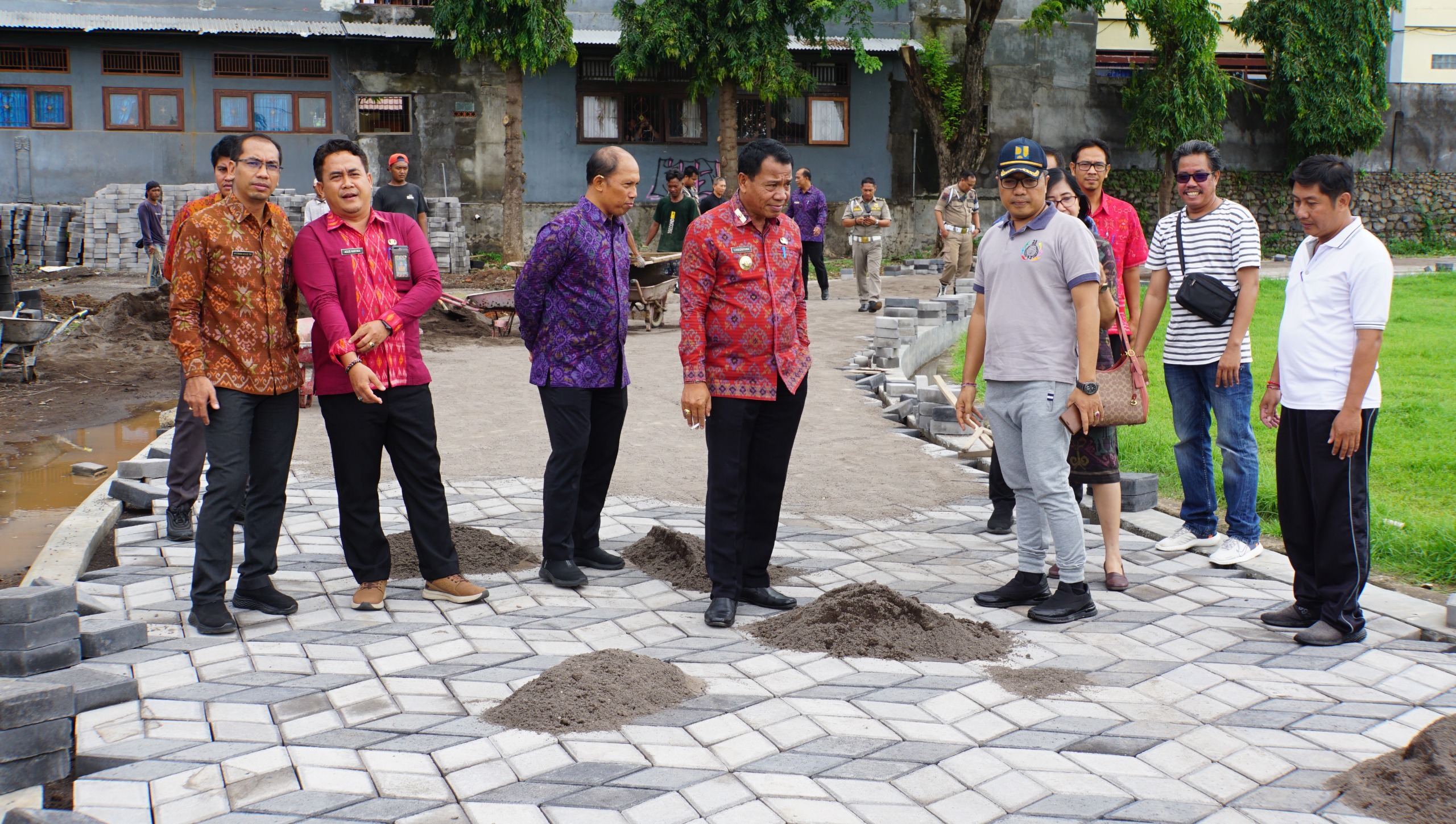 PANTAU PROYEK: Pj. Bupati Buleleng, Ketut Lihadnyana saat memantau proyek pembuatan jogging track di GOR Bhuana Patra.