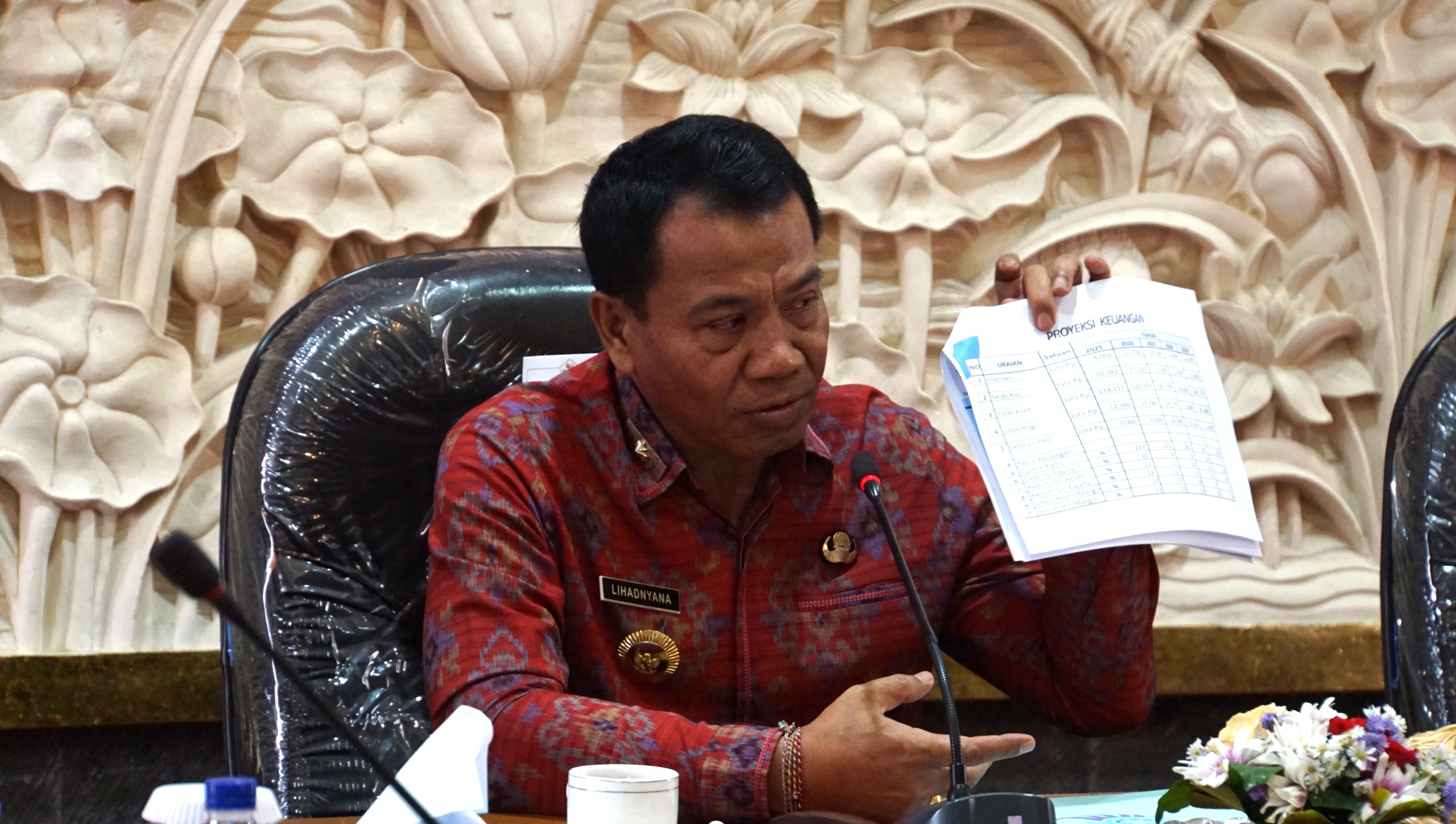 CEK KEUANGAN: Pj. Bupati Buleleng, Ketut Lihadnyana saat rapat penyusunan rencana bisnis Perumda Air Minum Tirta Hita Buleleng.