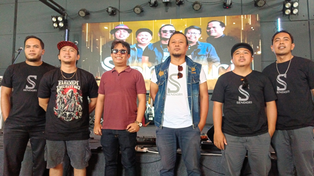 SEMANGAT BARU: Personel Sendari band menjelang peluncuran single "Kangen Buleleng" dan mini album.