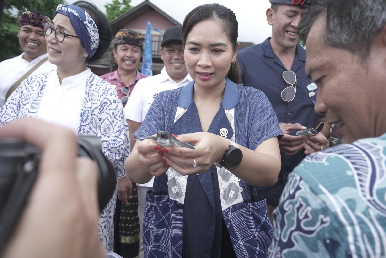 LIHAT TUKIK: Wakil Menteri Pariwisata, Ni Luh Enik Ermawati atau yang akrab disapa Ni Luh Puspa melihat konservasi terumbu karang di Desa Pemuteran.