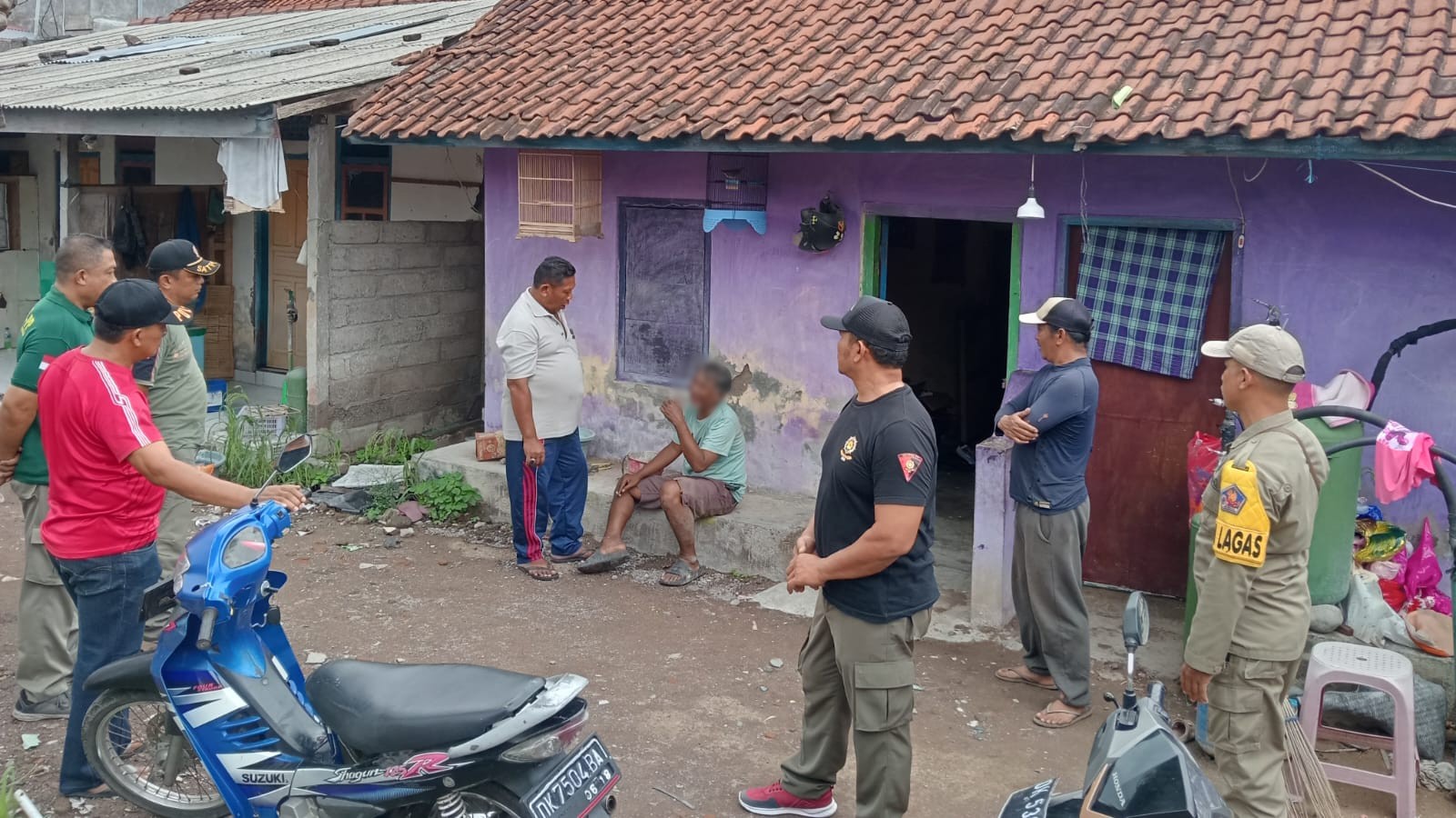 BIKIN RESAH: Pol PP Buleleng saat mendatangi S, seorang ODGJ di rumah kostnya yang ada di wilayah Seririt.