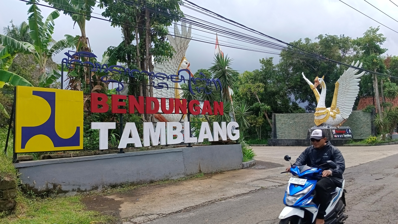 BENDUNGAN TAMBLANG: Pintu masuk menuju Bendungan Tamblang. Pintu masuk ini terletak di Jalan Raya Desa Sawan, Buleleng.